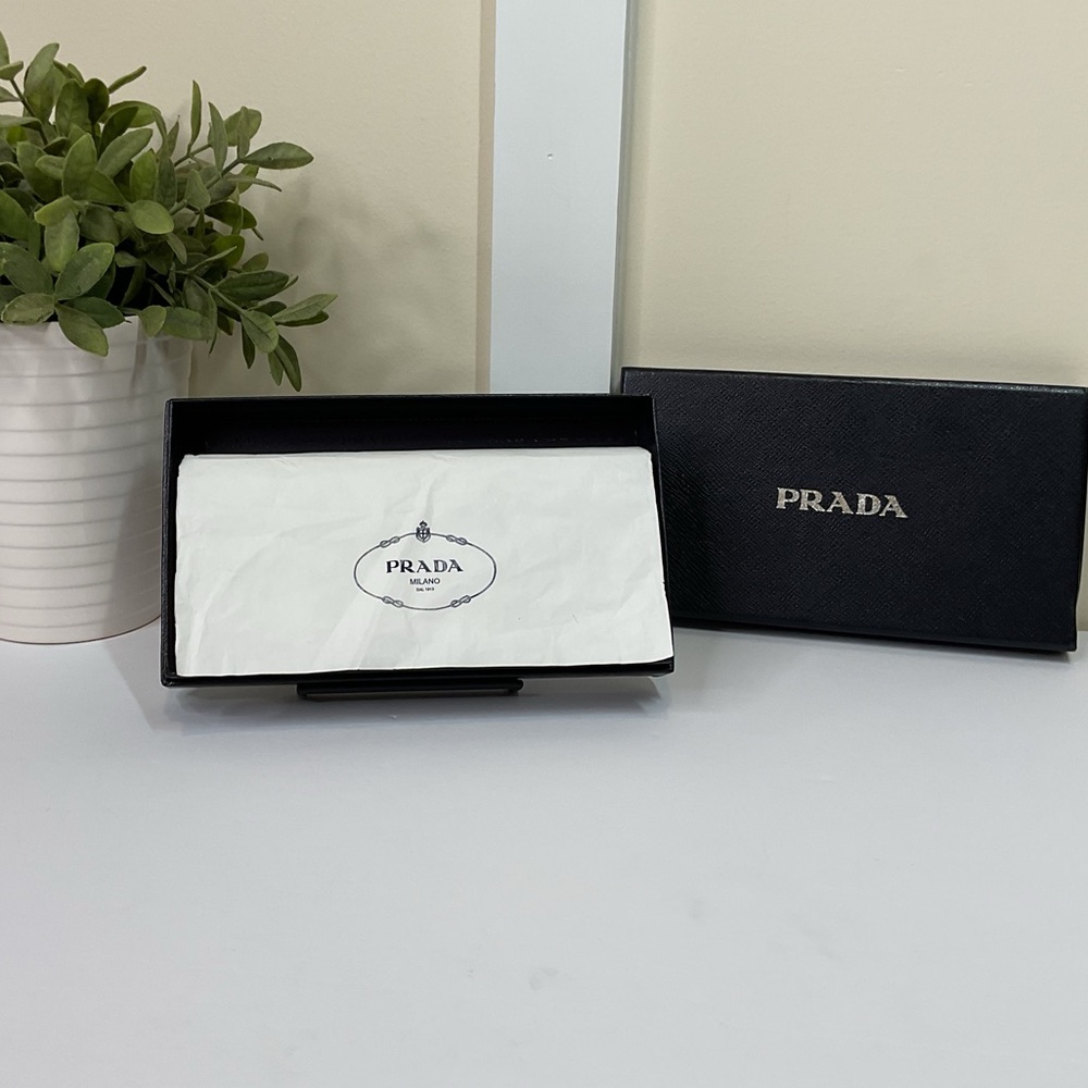 SOLD Prada Authentic Saffiano Fuchsia Quilted Wallet - Picture 3 of 13